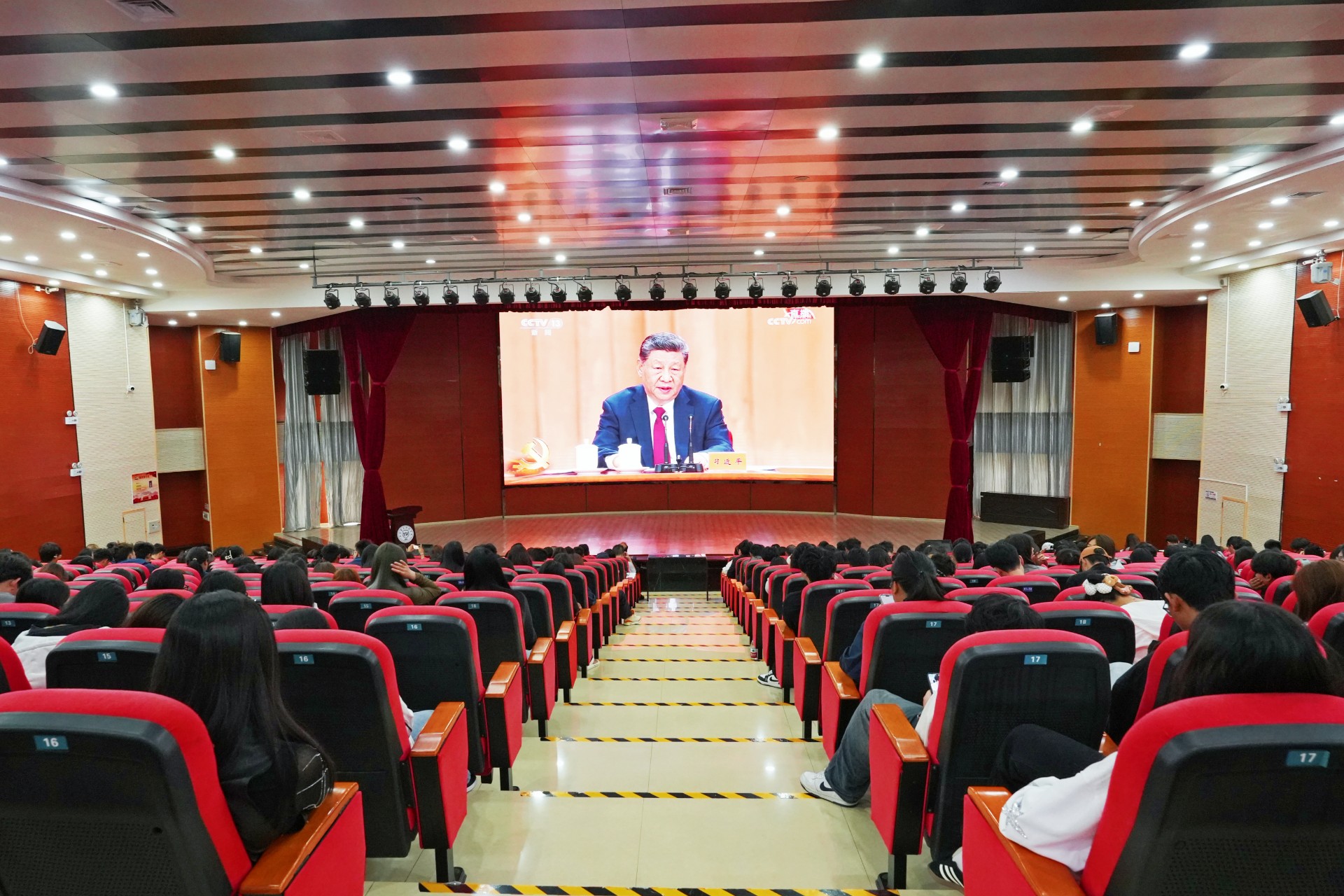 云南商务职业学院组织师生集中收看庆祝中国共产党成立105周年大会